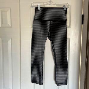 Lululemon black and white striped leggings. 21 inch crop. Size 6. High rise.